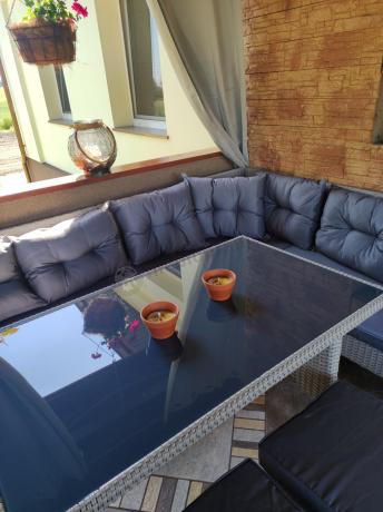 Narożnik technorattan ze stołem 120x70cm i pufami Perata Corner Light Grey