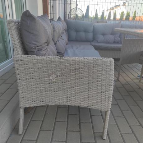 Narożnik technorattan ze stołem 120x70cm i pufami Perata Corner Light Grey