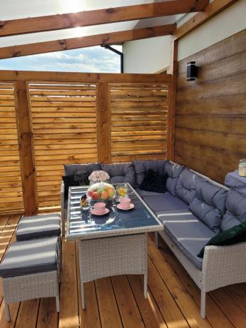 Narożnik technorattan ze stołem 120x70cm i pufami Perata Corner Light Grey