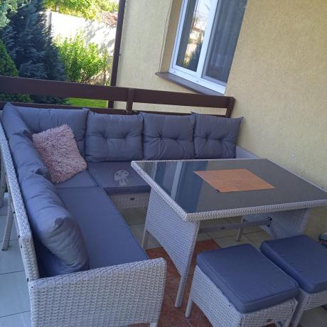 Narożnik technorattan ze stołem 120x70cm i pufami Perata Corner Light Grey