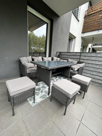 Narożnik z technorattanu 190x140cm z wysokim stołem i 3 pufami Torino Corner Anthracite