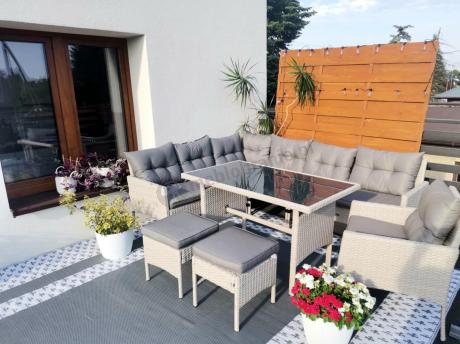 Narożnik z technorattanu ze stołem 120x70cm pufami i fotelem Perata Corner Light Grey