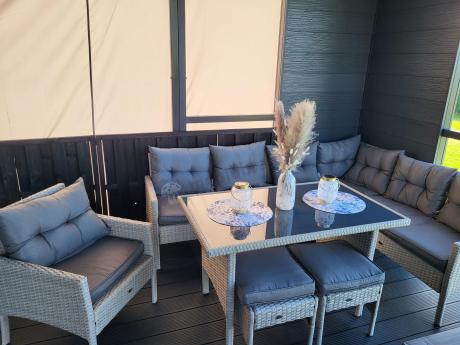 Narożnik z technorattanu ze stołem 120x70cm pufami i fotelem Perata Corner Light Grey