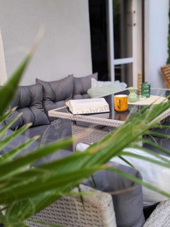 Narożnik z technorattanu ze stołem 120x70cm pufami i fotelem Perata Corner Light Grey