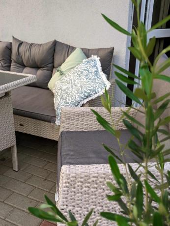 Narożnik z technorattanu ze stołem 120x70cm pufami i fotelem Perata Corner Light Grey