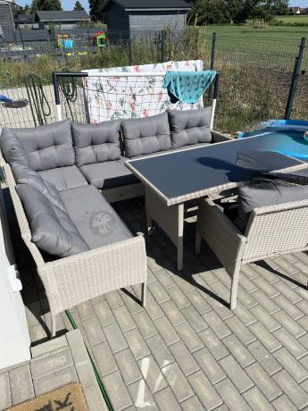 Narożnik z technorattanu ze stołem 120x70cm pufami i fotelem Perata Corner Light Grey