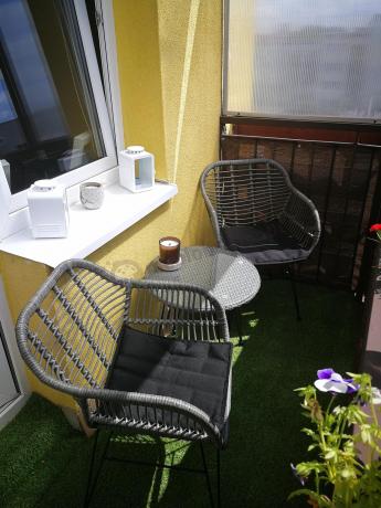 Szary zestaw rattanowy na balkon boho