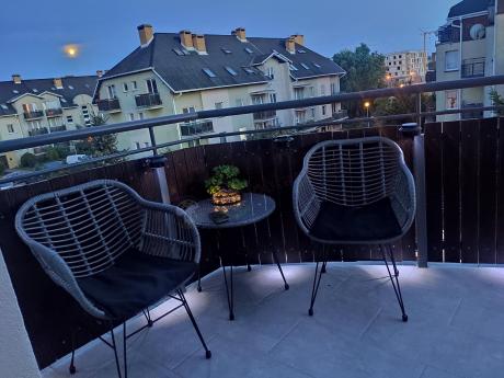 Szary zestaw rattanowy na balkon boho