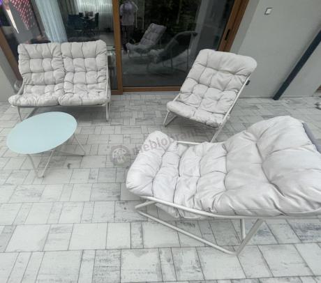 Nowoczesne meble na mały taras z sofą loveseat i stolikiem dla 4 osób - Aurea Cream
