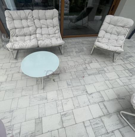 Nowoczesne meble na mały taras z sofą loveseat i stolikiem dla 4 osób - Aurea Cream