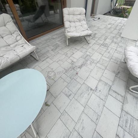Nowoczesne meble na mały taras z sofą loveseat i stolikiem dla 4 osób - Aurea Cream