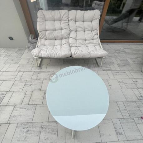 Nowoczesne meble na mały taras z sofą loveseat i stolikiem dla 4 osób - Aurea Cream