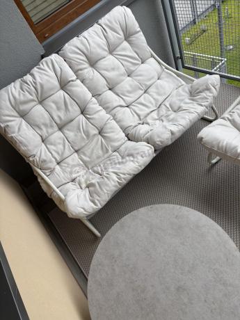 Nowoczesne meble na mały taras z sofą loveseat i stolikiem dla 4 osób - Aurea Cream