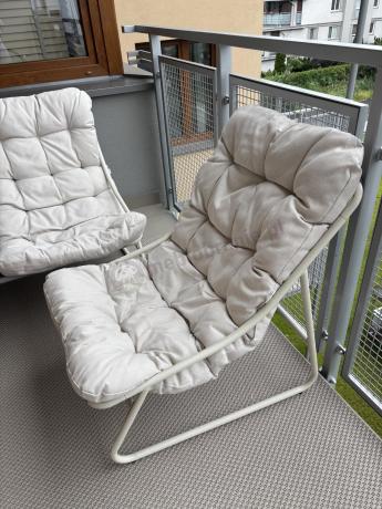 Nowoczesne meble na mały taras z sofą loveseat i stolikiem dla 4 osób - Aurea Cream