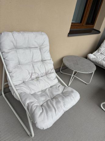 Nowoczesne meble na mały taras z sofą loveseat i stolikiem dla 4 osób - Aurea Cream