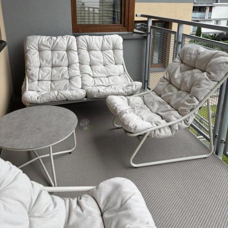 Nowoczesne meble na mały taras z sofą loveseat i stolikiem dla 4 osób - Aurea Cream