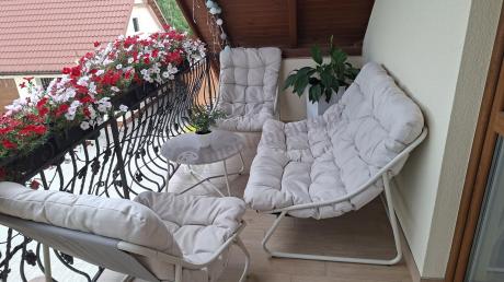 Nowoczesne meble na mały taras z sofą loveseat i stolikiem dla 4 osób - Aurea Cream