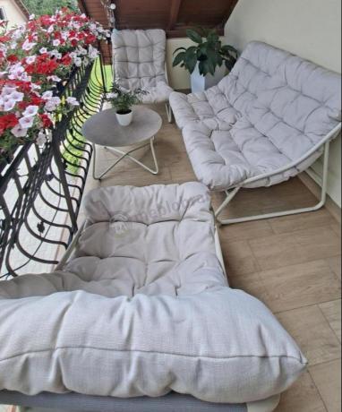 Nowoczesne meble na mały taras z sofą loveseat i stolikiem dla 4 osób - Aurea Cream