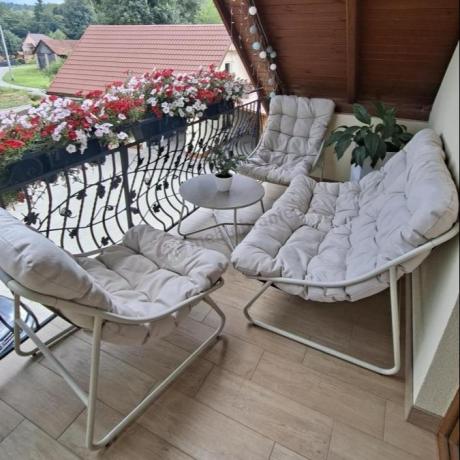 Nowoczesne meble na mały taras z sofą loveseat i stolikiem dla 4 osób - Aurea Cream
