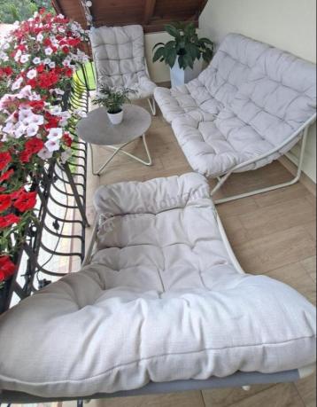 Nowoczesne meble na mały taras z sofą loveseat i stolikiem dla 4 osób - Aurea Cream