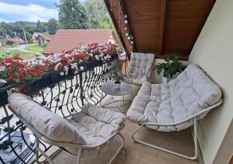 Nowoczesne meble na mały taras z sofą loveseat i stolikiem dla 4 osób - Aurea Cream