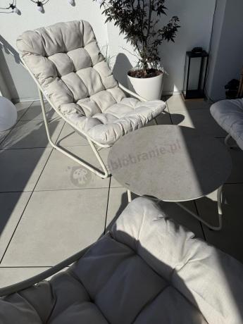 Nowoczesne meble na mały taras z sofą loveseat i stolikiem dla 4 osób - Aurea Cream