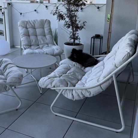 Nowoczesne meble na mały taras z sofą loveseat i stolikiem dla 4 osób - Aurea Cream