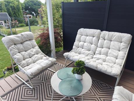 Nowoczesne meble na mały taras z sofą loveseat i stolikiem dla 4 osób - Aurea Cream