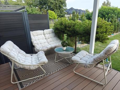 Nowoczesne meble na mały taras z sofą loveseat i stolikiem dla 4 osób - Aurea Cream