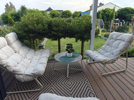 Nowoczesne meble na mały taras z sofą loveseat i stolikiem dla 4 osób - Aurea Cream