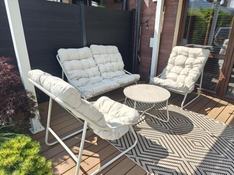 Nowoczesne meble na mały taras z sofą loveseat i stolikiem dla 4 osób - Aurea Cream