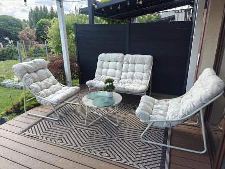 Nowoczesne meble na mały taras z sofą loveseat i stolikiem dla 4 osób - Aurea Cream