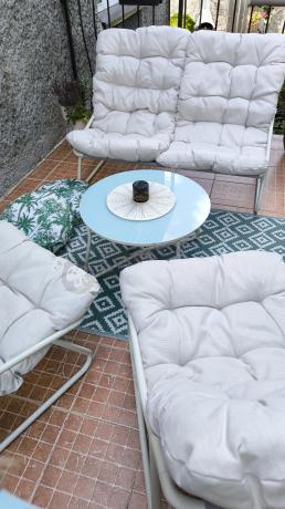 Nowoczesne meble na mały taras z sofą loveseat i stolikiem dla 4 osób - Aurea Cream