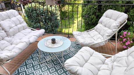 Nowoczesne meble na mały taras z sofą loveseat i stolikiem dla 4 osób - Aurea Cream
