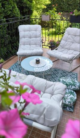 Nowoczesne meble na mały taras z sofą loveseat i stolikiem dla 4 osób - Aurea Cream