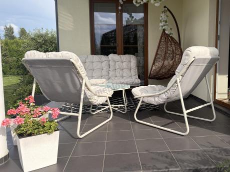 Nowoczesne meble na mały taras z sofą loveseat i stolikiem dla 4 osób - Aurea Cream
