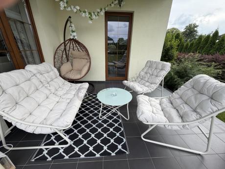 Nowoczesne meble na mały taras z sofą loveseat i stolikiem dla 4 osób - Aurea Cream
