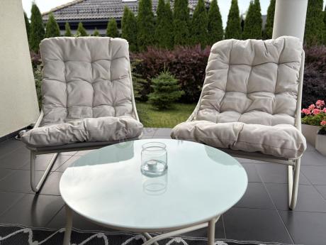 Nowoczesne meble na mały taras z sofą loveseat i stolikiem dla 4 osób - Aurea Cream