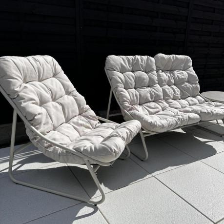 Nowoczesne meble na mały taras z sofą loveseat i stolikiem dla 4 osób - Aurea Cream