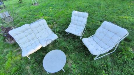 Nowoczesne meble na mały taras z sofą loveseat i stolikiem dla 4 osób - Aurea Cream