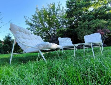 Nowoczesne meble na mały taras z sofą loveseat i stolikiem dla 4 osób - Aurea Cream