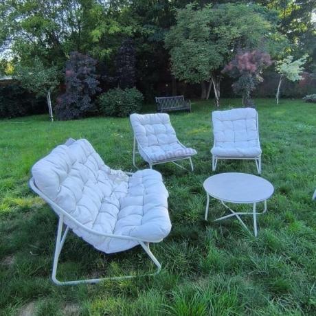 Nowoczesne meble na mały taras z sofą loveseat i stolikiem dla 4 osób - Aurea Cream