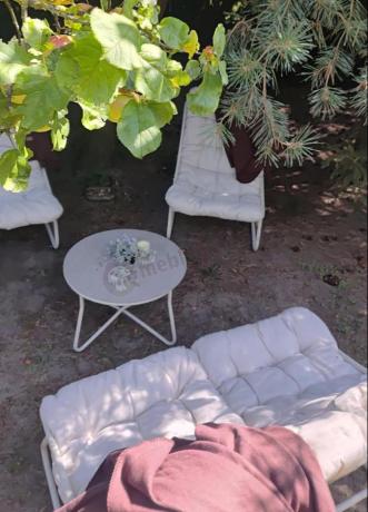 Nowoczesne meble na mały taras z sofą loveseat i stolikiem dla 4 osób - Aurea Cream