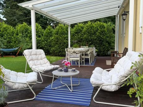 Nowoczesne meble na mały taras z sofą loveseat i stolikiem dla 4 osób - Aurea Cream