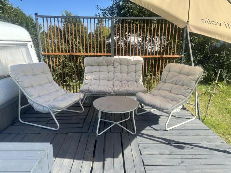 Nowoczesne meble na mały taras z sofą loveseat i stolikiem dla 4 osób - Aurea Cream