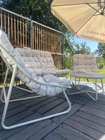 Nowoczesne meble na mały taras z sofą loveseat i stolikiem dla 4 osób - Aurea Cream