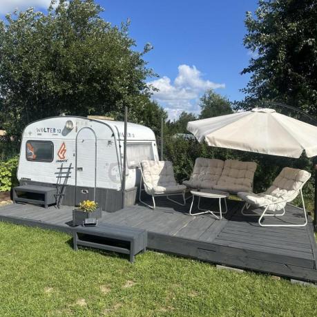 Nowoczesne meble na mały taras z sofą loveseat i stolikiem dla 4 osób - Aurea Cream