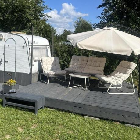 Nowoczesne meble na mały taras z sofą loveseat i stolikiem dla 4 osób - Aurea Cream