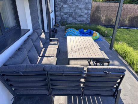Nowoczesne meble ogrodowe metalowe narożne z pufami i stołem polywood- Doros Corner XL - Dark Grey