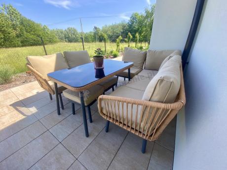 Nowoczesny beżowy narożnik ogrodowy 8 osób z fotelem, pufami i stołem 120cm Postigo Corner XL Nature